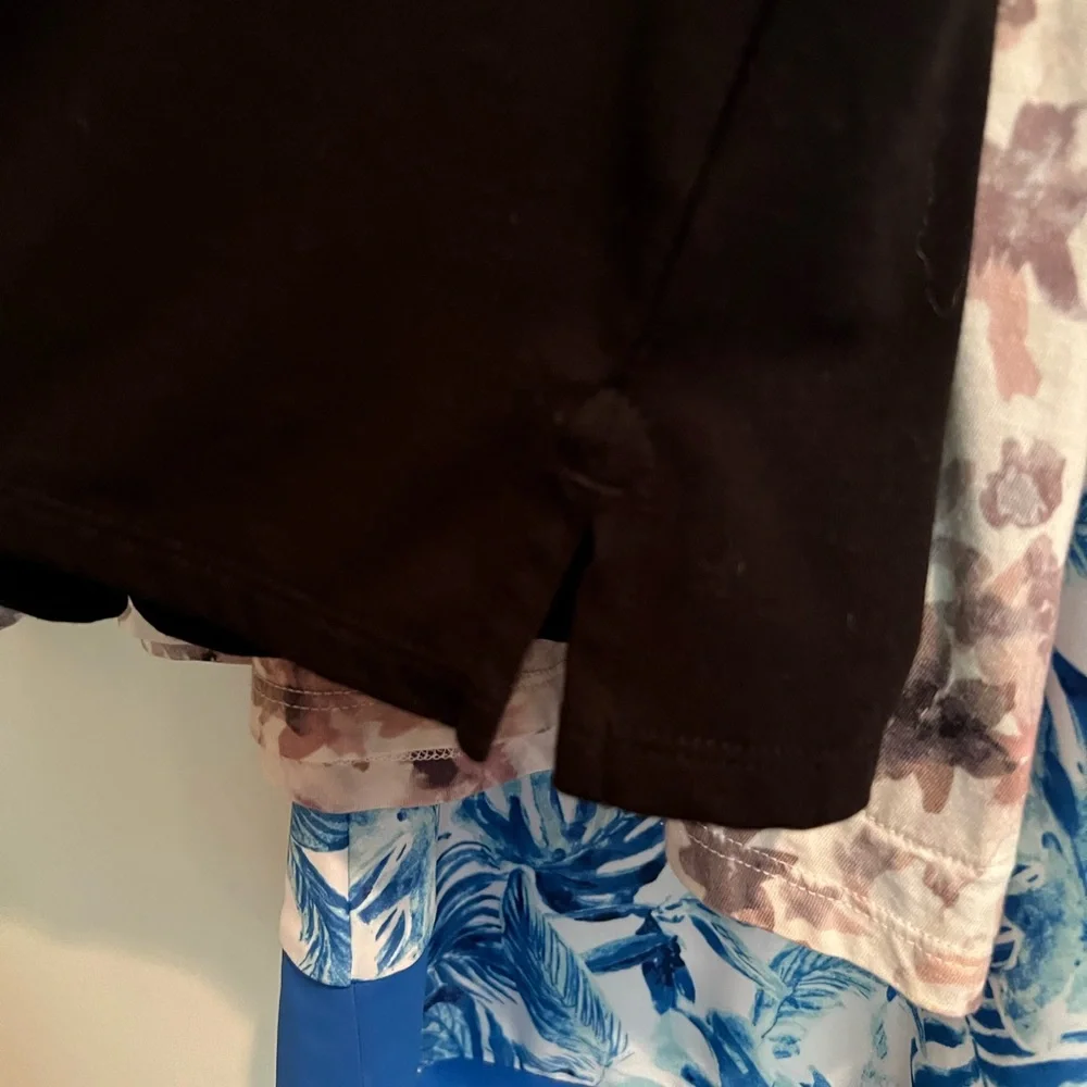 Lands End size M top with short sleeves v-neck - Picture 4 of 5